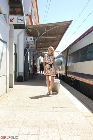 Парень фоткает жопастую подругу на вокзале в коротком платье